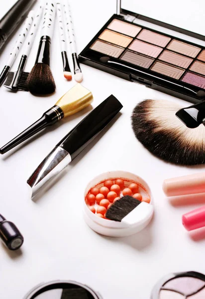 Makyaj fırça, göz farı, allık beyaz zemin üzerine