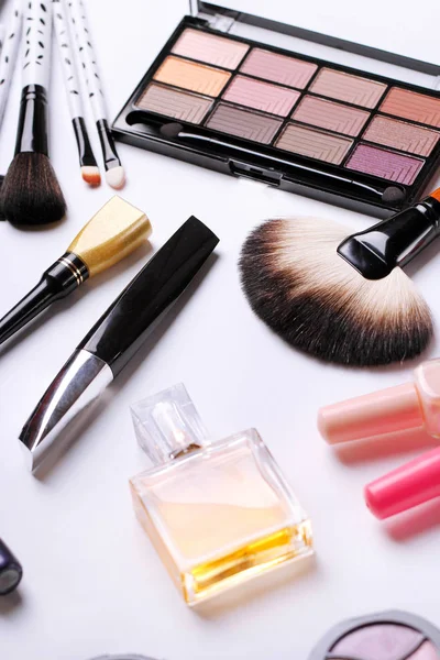 Makyaj fırça, parfüm, göz farı, allık beyaz arka plan üzerinde