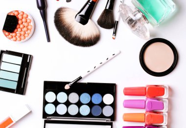 Makyaj fırça, parfüm, göz farı, allık beyaz arka plan üzerinde