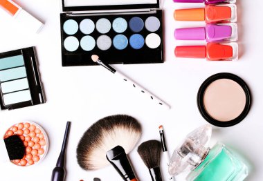 Makyaj fırça, parfüm, göz farı, allık beyaz arka plan üzerinde