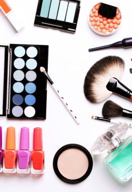 Makyaj fırça, parfüm, göz farı, allık beyaz arka plan üzerinde