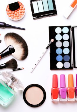 Makyaj fırça, parfüm, göz farı, allık beyaz arka plan üzerinde