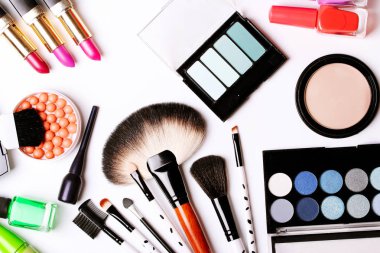 Makyaj fırça, göz farı, allık beyaz zemin üzerine