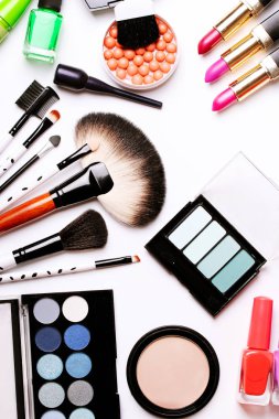 Makyaj fırça, göz farı, allık beyaz zemin üzerine