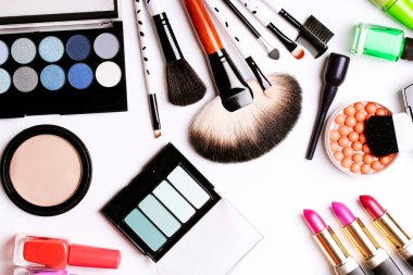 Makyaj fırça, göz farı, allık beyaz zemin üzerine