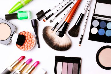 Makyaj fırça, göz farı, allık beyaz zemin üzerine