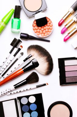 Makyaj fırça, göz farı, allık beyaz zemin üzerine