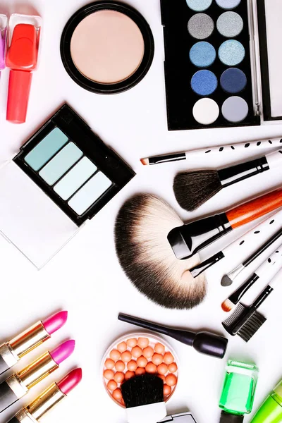 Makyaj fırça, göz farı, allık beyaz zemin üzerine