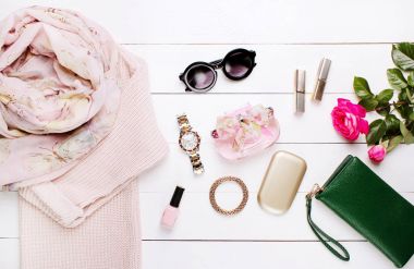 moda. trendy kazak, güzel eşarp ve cüzdan beyaz bir arka plan üzerinde