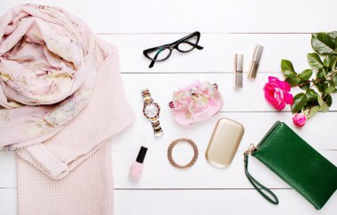 moda. trendy kazak, güzel eşarp ve cüzdan beyaz bir arka plan üzerinde