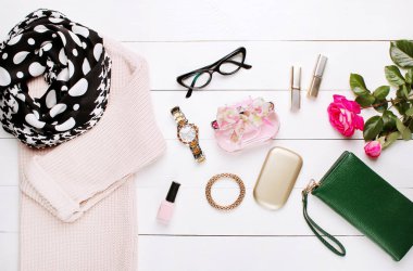 moda. trendy kazak, güzel eşarp ve cüzdan beyaz bir arka plan üzerinde