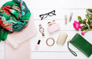 moda. trendy kazak, güzel eşarp ve cüzdan beyaz bir arka plan üzerinde