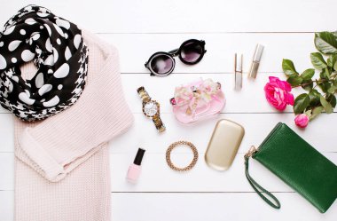moda. trendy kazak, güzel eşarp ve cüzdan beyaz bir arka plan üzerinde
