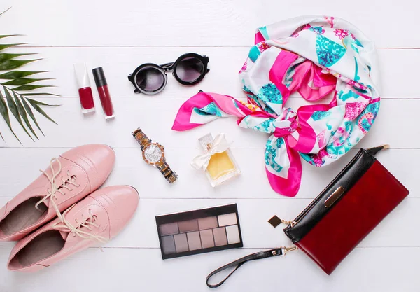 Modeschuhe, schöner Schal und Sonnenbrille auf weißem Hintergrund — Stockfoto