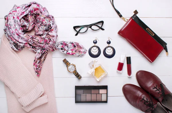 Moda. trendy kazak, güzel eşarp ve cüzdan beyaz bir arka plan üzerinde — Stok fotoğraf