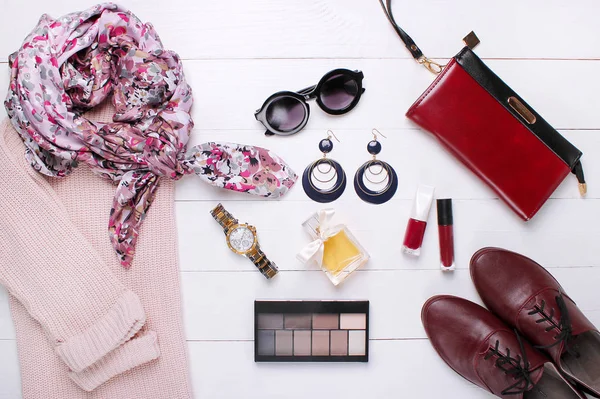 Mode. trendy trui, mooie sjaal en portemonnee op een witte achtergrond — Stockfoto