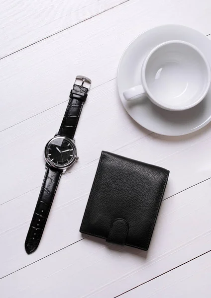 Mode. Uhren, Geldbörsen und eine Tasse auf weißem Hintergrund — Stockfoto