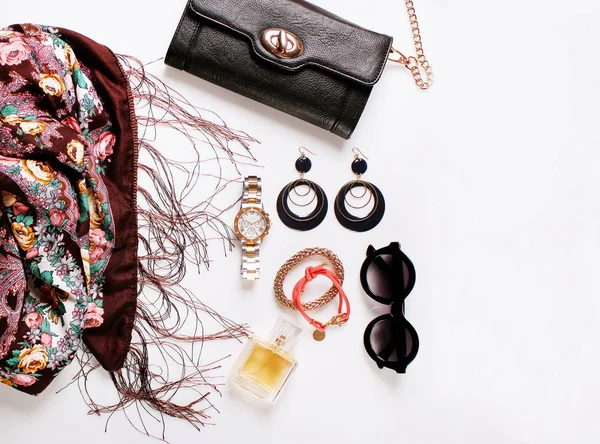 Красивый модный шарф, солнечные очки, духи, серьги на белом фоне. аксессуары для женщин — стоковое фото