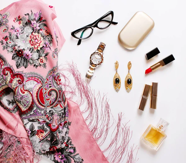 güzel moda eşarp, gözlük, parfüm, küpe beyaz zemin üzerinde. Bayanlar aksesuarları