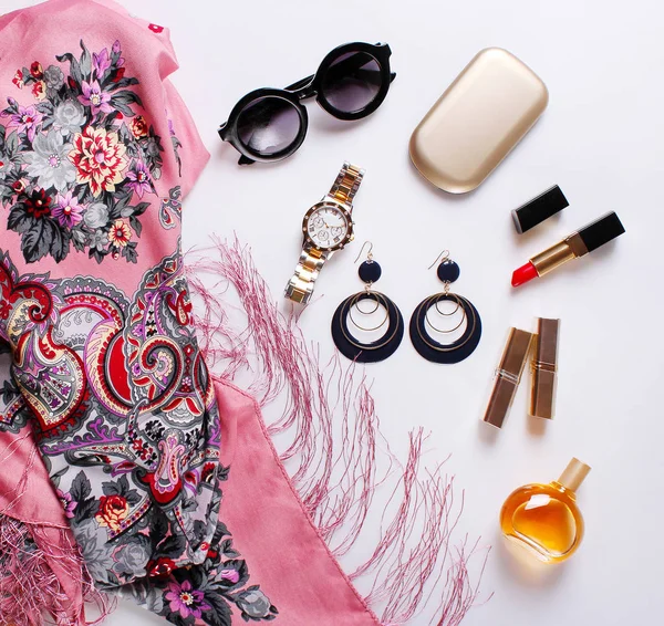 güzel moda eşarp, güneş gözlüğü, parfüm, küpe beyaz zemin üzerinde. Bayanlar aksesuarları