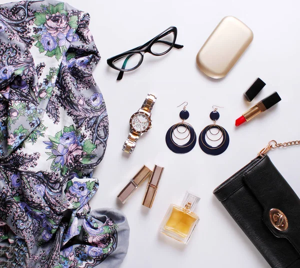 güzel moda eşarp, gözlük, parfüm, küpe beyaz zemin üzerinde. Bayanlar aksesuarları