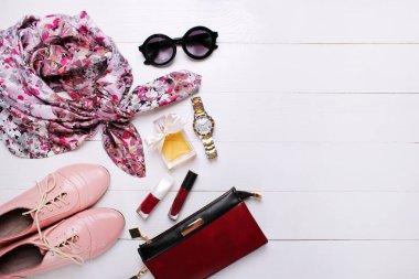 Moda ayakkabı, güzel eşarp ve beyaz bir arka plan üzerinde güneş gözlüğü