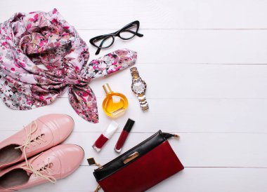 Moda ayakkabı, güzel eşarp ve gözlük beyaz bir arka plan üzerinde