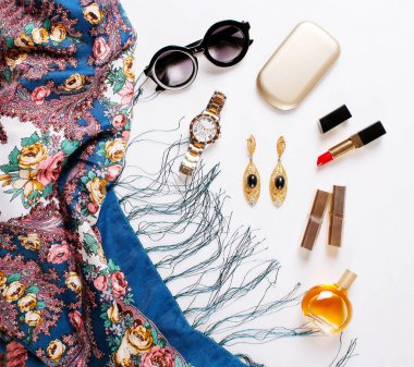 güzel moda eşarp, güneş gözlüğü, parfüm, küpe beyaz zemin üzerinde. Bayanlar aksesuarları