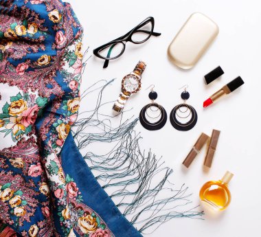 güzel moda eşarp, gözlük, parfüm, küpe beyaz zemin üzerinde. Bayanlar aksesuarları