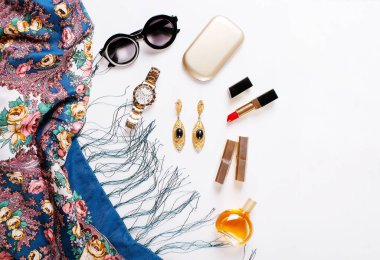 güzel moda eşarp, güneş gözlüğü, parfüm, küpe beyaz zemin üzerinde. Bayanlar aksesuarları