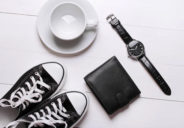 Moda. relojes, billeteras, zapatillas y una taza sobre un fondo blanco —  Fotos de Stock