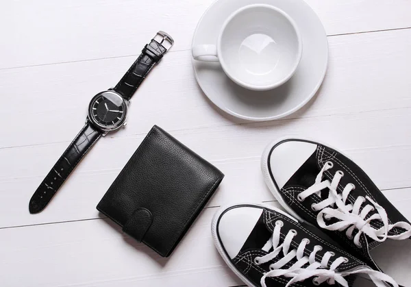 Moda. relojes, billeteras, zapatillas y una taza sobre un fondo blanco —  Fotos de Stock