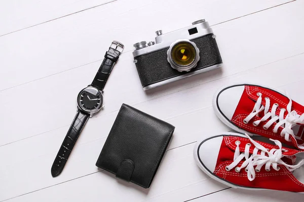 moda. saat, cüzdan, Ayakkabı ve beyaz zemin üzerine eski fotoğraf makinesi