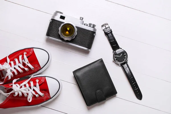 Moda. relojes, billeteras, zapatillas de deporte y cámara vieja sobre un fondo blanco —  Fotos de Stock