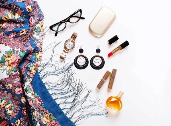 güzel moda eşarp, gözlük, parfüm, küpe beyaz zemin üzerinde. Bayanlar aksesuarları