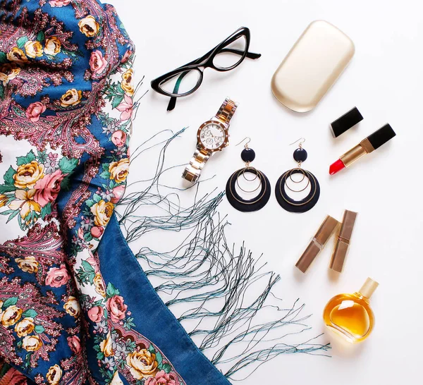 güzel moda eşarp, gözlük, parfüm, küpe beyaz zemin üzerinde. Bayanlar aksesuarları