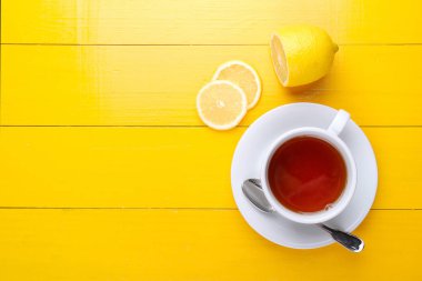 Sarı bir arka plan üzerinde çay