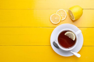 Sarı bir arka plan üzerinde çay