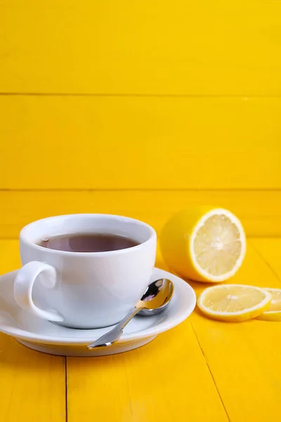 喝杯茶在黄色背景上 — 图库照片