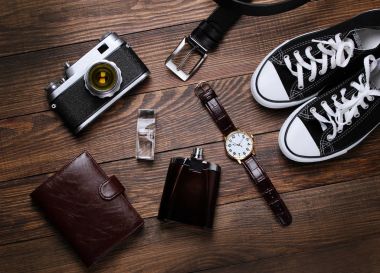 moda. saat, cüzdan, kemer, Köln, spor ayakkabı ve ahşap arka plan üzerinde eski fotoğraf makinesi