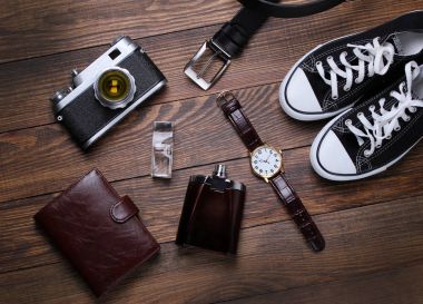 moda. saat, cüzdan, kemer, Köln, spor ayakkabı ve ahşap arka plan üzerinde eski fotoğraf makinesi