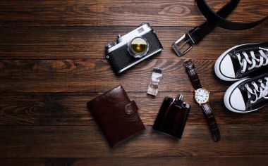 moda. saat, cüzdan, kemer, Köln, spor ayakkabı ve ahşap arka plan üzerinde eski fotoğraf makinesi
