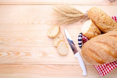Taze ekmek, bıçak, tahıl, süt ahşap arka plan üzerinde