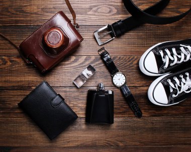 moda. saat, cüzdan, kemer, Köln, spor ayakkabı ve ahşap arka plan üzerinde eski fotoğraf makinesi