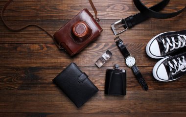 moda. saat, cüzdan, kemer, Köln, spor ayakkabı ve ahşap arka plan üzerinde eski fotoğraf makinesi