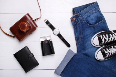 moda kot, saat, çanta, spor ayakkabıları, Köln ve beyaz arka plan üzerinde eski fotoğraf makinesi
