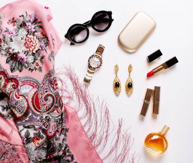 güzel moda eşarp, güneş gözlüğü, parfüm, küpe beyaz zemin üzerinde. Bayanlar aksesuarları