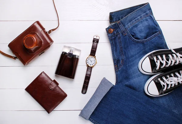 时尚牛仔裤、 手表、 钱包、 运动鞋、 科隆和白色背景上的旧相机 — 图库照片