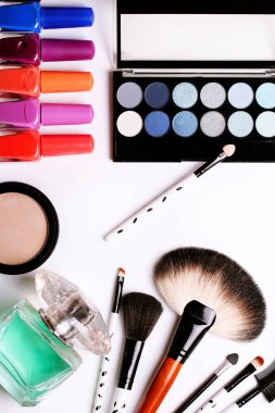 Makyaj fırça, parfüm, göz farı, allık beyaz arka plan
