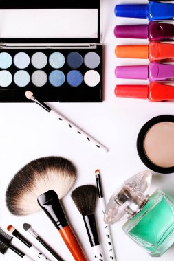Makyaj fırça, parfüm, göz farı, allık beyaz arka plan